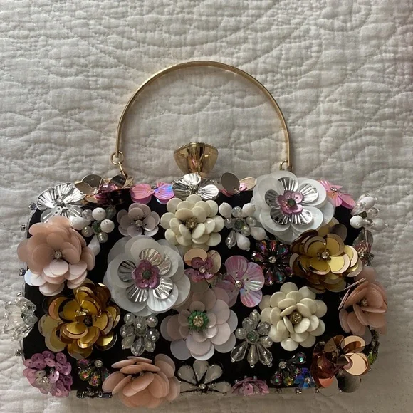 3D floral clutch bag🌺🌸 - Picture 5 of 6